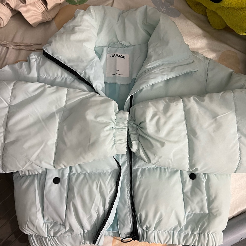 Garage light blue reflective cropped puffer